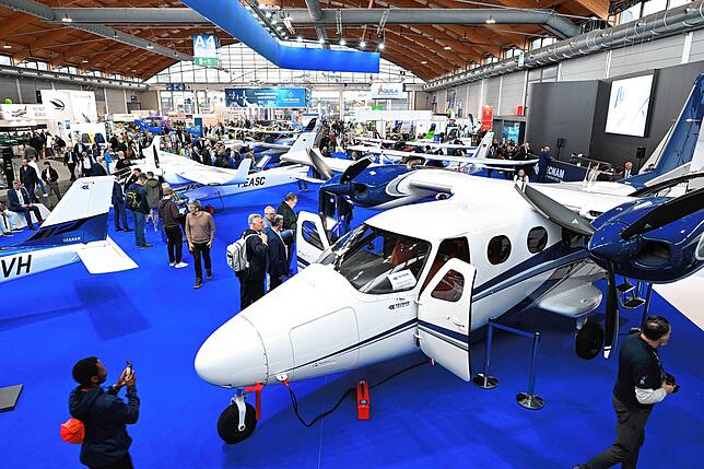 Mit Maschinen wie dieser will FlyV die Kunden von A nach B bringen. Ein Flugzeug von Tecnam war kürzlich bei der Aero in Friedrichshafen ...