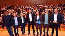 Beim Abendvortrag des Wirtschafsforums präsentieren sich Veranstalter und Redner (von links) Reinhold Maier und Roland Frank ...