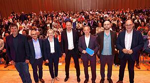Beim Abendvortrag des Wirtschafsforums präsentieren sich Veranstalter und Redner (von links) Reinhold Maier und Roland Frank ...