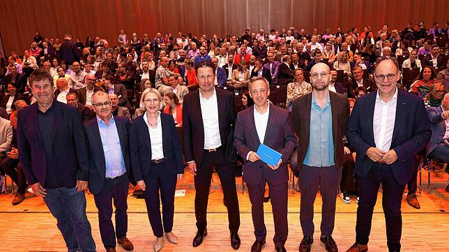 Beim Abendvortrag des Wirtschafsforums präsentieren sich Veranstalter und Redner (von links) Reinhold Maier und Roland Frank ...