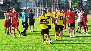 Hoffen und Bangen: Der SV Eggingen – in den roten Trikots – ist nach dem 4:1-Sieg beim Schlusslicht VfR Horheim-Schwerzen noch nicht ...