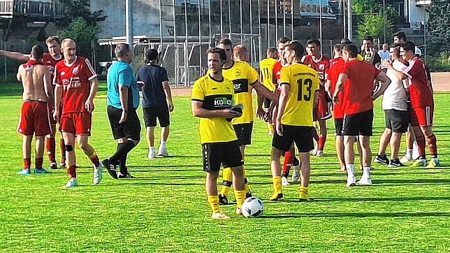 Hoffen und Bangen: Der SV Eggingen – in den roten Trikots – ist nach dem 4:1-Sieg beim Schlusslicht VfR Horheim-Schwerzen noch nicht ...