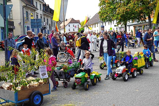 Bild 28: Erntedankfestumzug in Görwihl: Danke! Für die gute Ernte und für das schöne Wetter