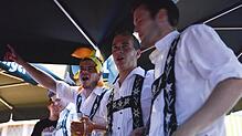 Ausgelassene Stimmung in einem Biergarten beim Seehasenfest. (Archivbild)