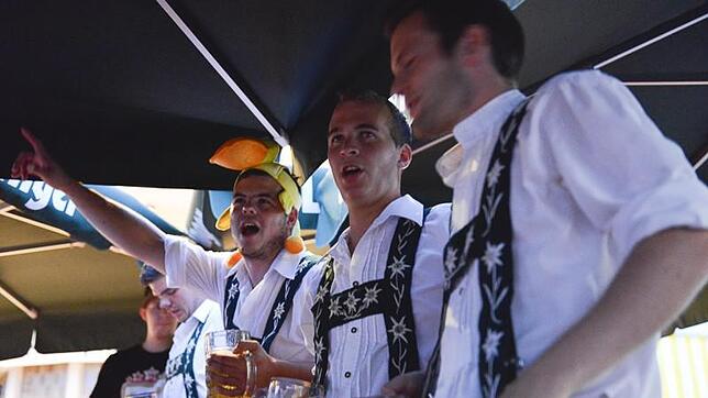 _DSC7452 Ausgelassene Stimmung in einem Biergarten beim Seehasenfest. (Archivbild)