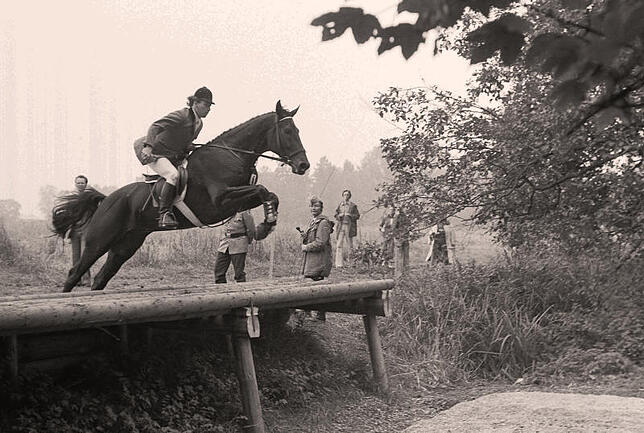 Das Jagdspringen – hier im Jahre 1974 und 1975 – kehrt zurück: Nun gilt es beim Reitturnier auch Baumstämme, Gräben und Wälle zu ...