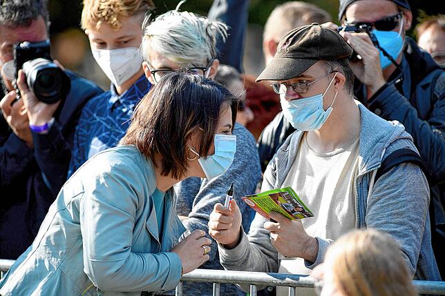 Annalena Baerbock gibt vor einem Bürgerdialog in Potsdam Autogramme.