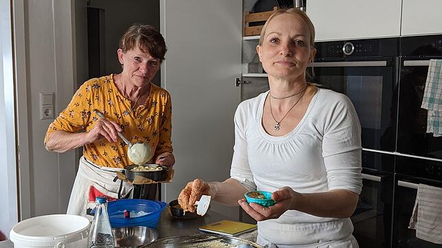Kurz vor Ostern herrschte in der Gottmadinger Backstube der Start-up-Gründerin und Quereinsteigerin Angelika Eger (rechts) Hochbetrieb. ...