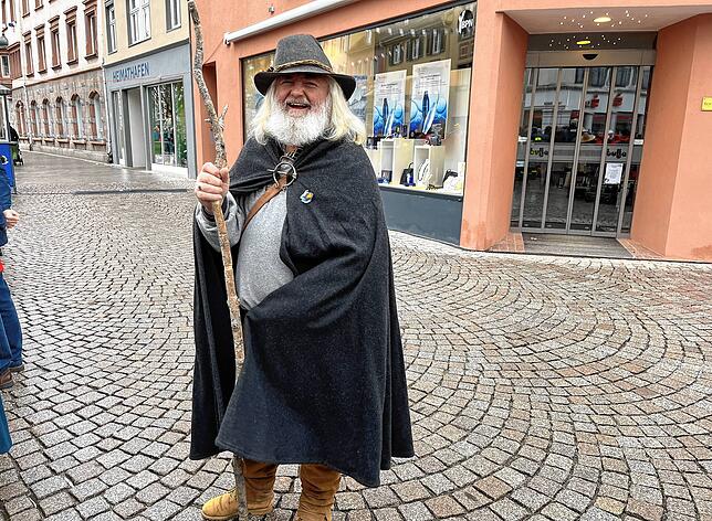 Der Bart und die Haare sind echt. Dieser Herr hat sein Kostüm schon weit im Vorraus vorbereitet.