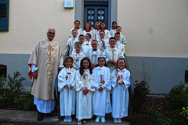 13 Kinder feierten am Sonntag, 14. April, mit Pfarrer Karl-Michael Klotz in Stühlingen ihre Erstkommunion.