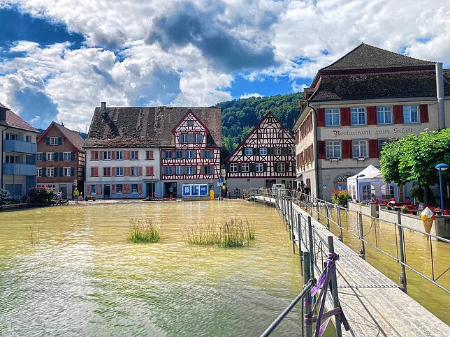 Ein Steg führt in Berlingen vom Schiffsanlager zur Hauptstraße.