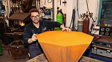 Florian Rottler in der Werkstatt mit einem von ihm entworfenen und gefertigten Couchtisch aus Cortenstahl. Der Metallbaumeister aus ...