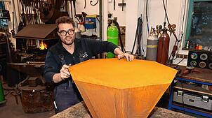 Florian Rottler in der Werkstatt mit einem von ihm entworfenen und gefertigten Couchtisch aus Cortenstahl. Der Metallbaumeister aus ...