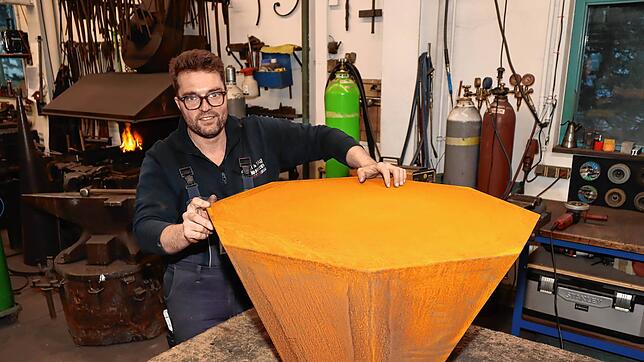 Florian Rottler in der Werkstatt mit einem von ihm entworfenen und gefertigten Couchtisch aus Cortenstahl. Der Metallbaumeister aus ...