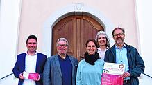 Bürgermeister Holger Mayer (von links), Organist Georg Koch, Organistin Andrea Manke, Pfarrgemeinderätin Claudia Mutschler und Vorstand ...