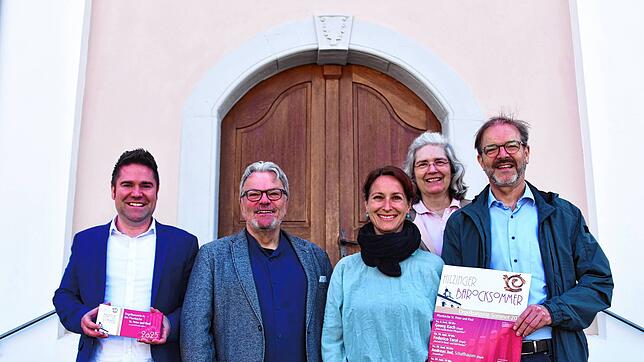 Bürgermeister Holger Mayer (von links), Organist Georg Koch, Organistin Andrea Manke, Pfarrgemeinderätin Claudia Mutschler und Vorstand ...