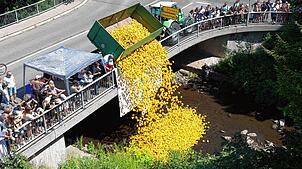 Start zu 24. Entenrennen der Round Table 76 VS. 6.500 gelbe Plastikenten stürzen kopfüber von der Inselhofbrücke in die Brigach.