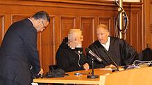 Der Angeklagte (Mitte) mit seinem Verteidiger Bernhard Mußgnug (rechts) und einem Dolmetscher.