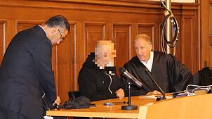 Der Angeklagte (Mitte) mit seinem Verteidiger Bernhard Mußgnug (rechts) und einem Dolmetscher.