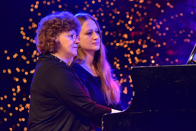 Das Klavierduo König stimmt die ersten Besucher auf dem Triberger Weihnachtszauber mit wohlklingenden Melodien ein.