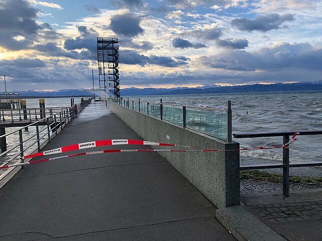 Die Stadt Friedrichshafen hat den Moleturm vorsorglich abgesperrt.