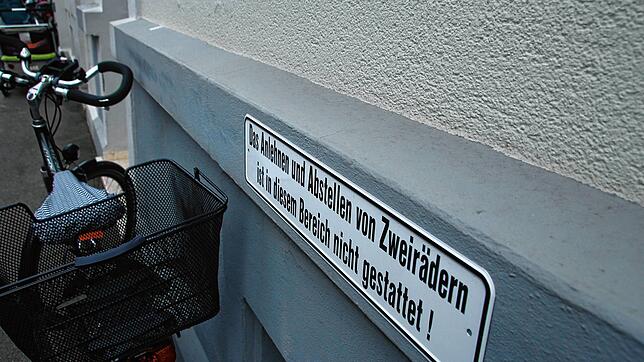 Fahrrad vor Schild. Gesehen in der Braunegger Straße.