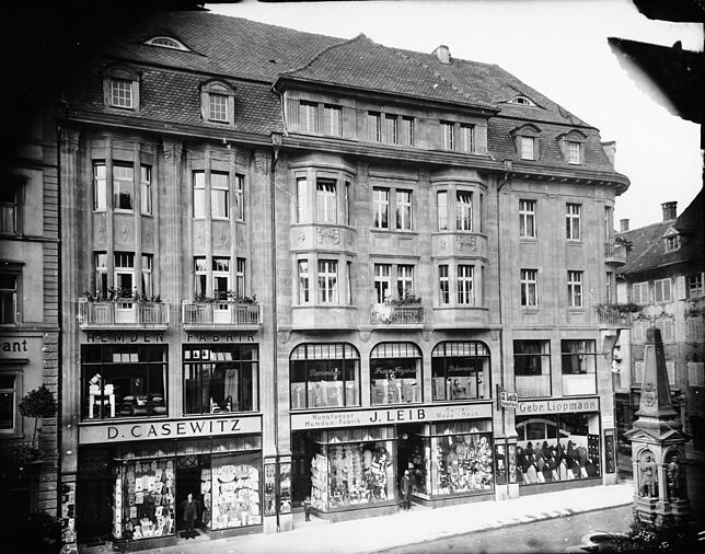 Josef Picard hat zusammen mit seinem Büropartner das Gebäudeensemble an der Marktstätte geplant. Es entstand 1912/13. Ein historisches ...