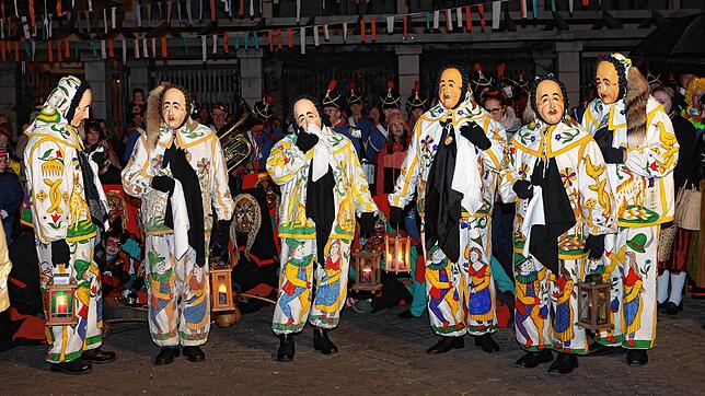 Dienstagabend auf dem Hanselbrunnenplatz: Wenn die Plääri in Erscheinung treten, wissen die Donaueschinger Narren: Die Fasnet hat ein Ende.