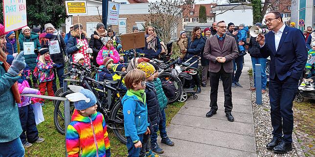 Erhöhung der Kita-Gebühren? Das wollen zahlreiche Konstanzer Eltern nicht hinnehmen und demonstrieren vor der Gemeinderatssitzung am ...