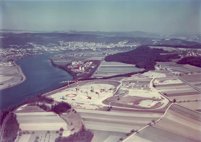 1974 starten die Bauarbeiten in Leibstadt – in nächster Nähe zur deutschen Grenze, die hier entlang des Rheins führt.