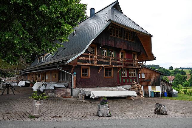 Von Bäumen beschattet liegt die Waldauschänke am Fuß der Burgruine Waldau bei Königsfeld.