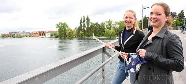 In Aktion: Sabine Zufahl, stellvertretende Statdmarketing-Geschäftsführerin (links), und ihre Flohmarkt-Assistentin Sina Erdle (rechts) ...