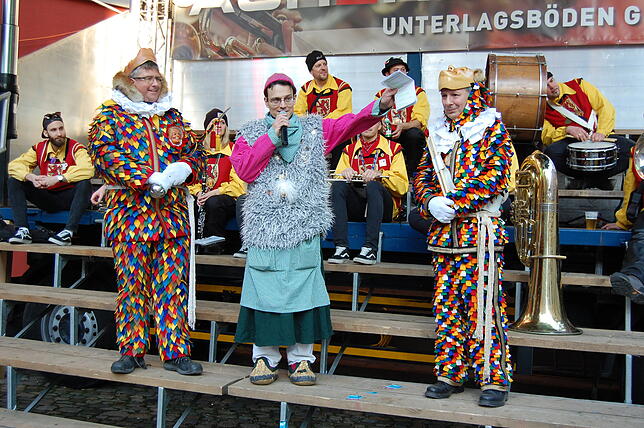 Gleich nach der Salmanlandung wurde die Städtlefasnacht offiziell von René Leuenberger, Lukas Knecht von den Stadthexen und Claus Epting ...
