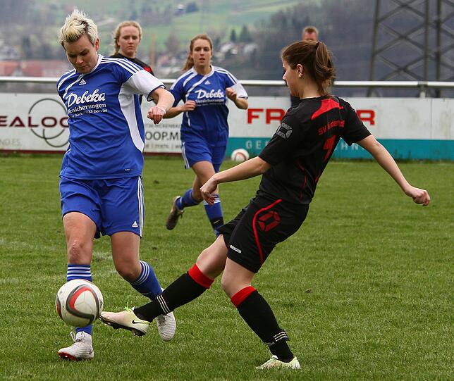 Geklärt: Die Niederhoferin Lena Metzler (rechts) trennt Görwihls Neuzugang Alexandra Frommherz vom Ball.
