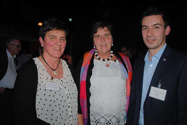 Verein trifft Politik: Angelika Laubis und Karin Donner vom Kirchenchor Liebfrauen Waldshut mit dem CDU-Stadtrat Philipp Studinger (von ...