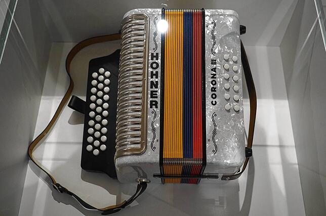 Gelb-Blau-Rot ist die Farbgebung der kolumbianischen Nationalflagge, etliche Zehntausende Handharmonikas des Typs Hohner Corona III sind ...