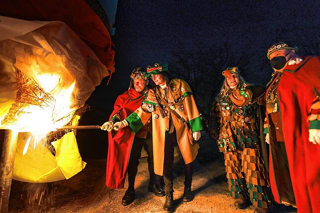 Bild 6: Flammen unterm Konzertsegel – die Narren beenden die Fastnacht