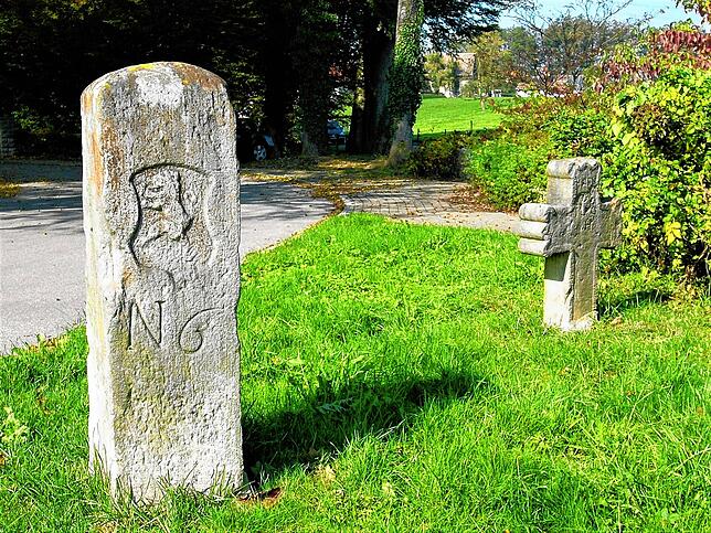 Der Bannstein N 6 am Eingang des Waldfriedhofs stammt aus dem Jahr 1781, wurde aber wegen der Verbreiterung der Todtmooser Straße, wie ...