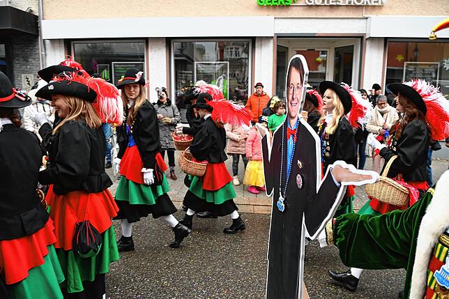 Bild 11: Erst als Pappfigur, dann live: Alle Bilder vom Tag mit Karl Lauterbach in Stockach