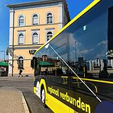 Ein Bus hält am Stadtbahnhof in Friedrichshafen.