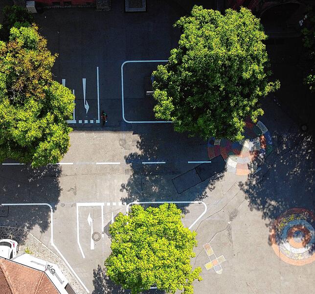 Die Ansicht von oben: Die Straßenmarkierungen machen es möglich, ganz realistisch zu üben.