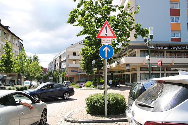 So ist es richtig (Bild links): Die Vorfahrtsregel „rechts vor links“ auf der Karlstraße, Ecke Schulstraße, greift. Das Verkehrsschild ...