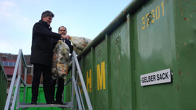 Mit den ersten Gelben Säcken eröffneten Landrat Martin Kistler (links) und Bürgermeister Ozan Topcuogullari den neuen Recyclinghof in ...