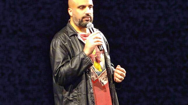 Der Comedian Abdelkarim war im Gloria in Bad Säckingen mit seinem Bühnenprogramm &bdquo;Wir beruhigen uns&ldquo; aufgetreten.