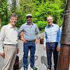 Bürgermeister Georg Riedmann, Kunstschmied Andreas Hafen und Landrat Lothar Wölfle (von links) neben der Stahlskulptur. Bild: ...