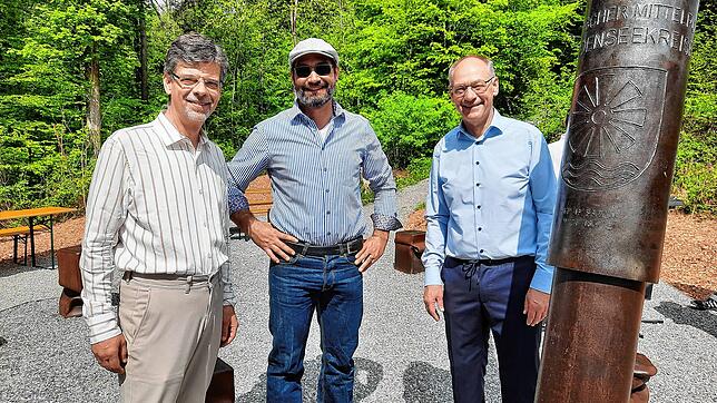 Bürgermeister Georg Riedmann, Kunstschmied Andreas Hafen und Landrat Lothar Wölfle (von links) neben der Stahlskulptur. Bild: ...