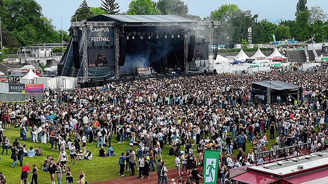 Bild 1: Gute Laune und ein volles Stadion beim zweiten Tag des Campus-Festivals 2023