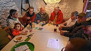In der warmen Mühle lässt es sich gut aushalten. Im Bild verspeist eine Familie nicht nur Zwiebelkuchen. Bilder: Werner Müller