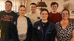 Die Geehrten und neuen Vorstandsmitglieder der DLRG (von links): Marc Schäuble, Leonie Fien, Lennox Makelki, Lena Butz, Lukas Wagner und ...