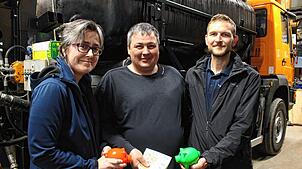 Eine Spende übergeben Ilona Kunzelmann und Martin Worgull vom MV Öflingen an Björn Griener (Mitte). Foto: Marianne Bader